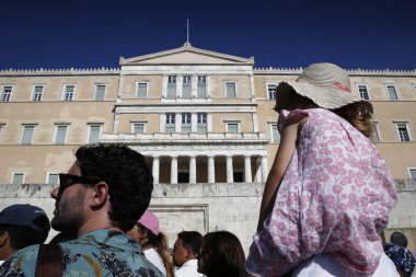Turistler Atina 'da Yunan Parlamentosu binasının önünde yürümek, Yunanistan 'da 13 Ağustos, 2018