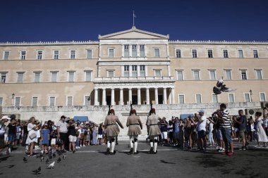 Cumhurbaşkanlığı Muhafızları, Atina 'da bilinmeyen askerin mezarı 'nın önünde bir tören değişikliği gerçekleştirirken, Yunanistan 'da 21 Ağustos 2018. 