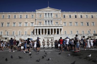 Turistler Atina 'da Yunan Parlamentosu binasının önünde yürümek, Yunanistan 'da 13 Ağustos, 2018