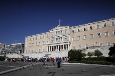 Turistler Atina 'da Yunan Parlamentosu binasının önünde yürümek, Yunanistan 'da 13 Ağustos, 2018