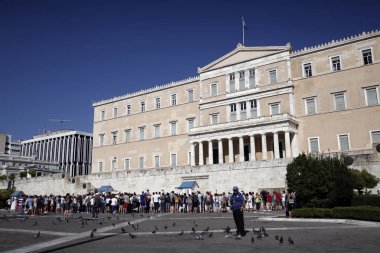 Turistler Atina 'da Yunan Parlamentosu binasının önünde yürümek, Yunanistan 'da 13 Ağustos, 2018