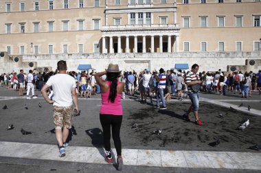 Turistler Atina 'da Yunan Parlamentosu binasının önünde yürümek, Yunanistan 'da 13 Ağustos, 2018