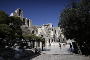 Turistler Atina 'da Acropolis Tepesi etrafında yürümek, Yunanistan Ağustos 21, 2018