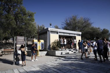 Turistler Atina 'da Akropolis antik bölgesinde müze Mağazası dışında yürüyüş, Yunanistan 21 Ağustos, 2018. 