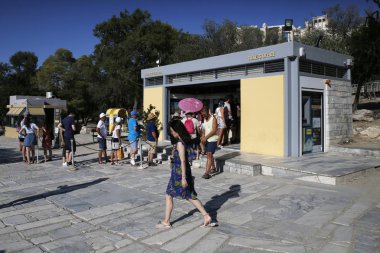 Turistler Atina 'da Akropolis antik bölgesinde müze Mağazası dışında yürüyüş, Yunanistan 21 Ağustos, 2018. 