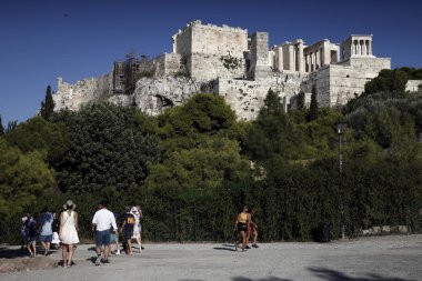 Turistler Atina 'da Acropolis Tepesi etrafında yürümek, Yunanistan Ağustos 21, 2018