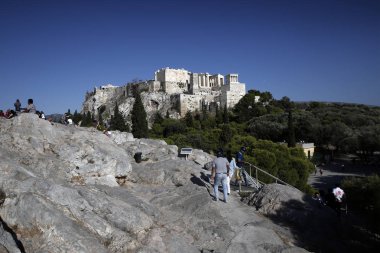 Turistler Atina 'da Acropolis Tepesi etrafında yürümek, Yunanistan Ağustos 21, 2018