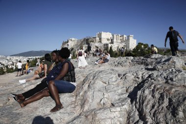 Turistler Atina 'da Acropolis Tepesi etrafında yürümek, Yunanistan Ağustos 21, 2018