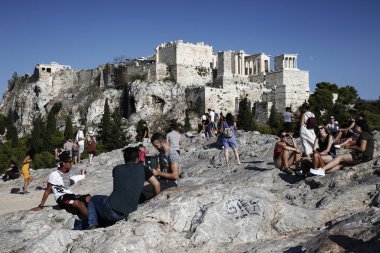 Turistler Atina 'da Acropolis Tepesi etrafında yürümek, Yunanistan Ağustos 21, 2018