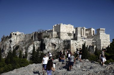 Turistler Atina 'da Acropolis Tepesi etrafında yürümek, Yunanistan Ağustos 21, 2018