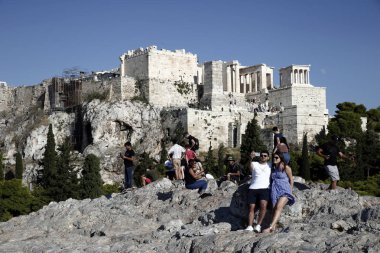 Turistler Atina 'da Acropolis Tepesi etrafında yürümek, Yunanistan Ağustos 21, 2018