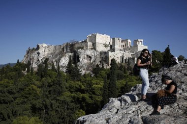 Turistler Atina 'da Acropolis Tepesi etrafında yürümek, Yunanistan Ağustos 21, 2018