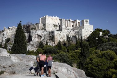 Turistler Atina 'da Acropolis Tepesi etrafında yürümek, Yunanistan Ağustos 21, 2018