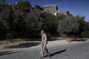 Turistler Atina 'da Acropolis Tepesi etrafında yürümek, Yunanistan Ağustos 21, 2018