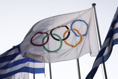 Yunanistan bayrakları ve Olimpiyat Oyunları bayrakları Atina 'da Panathenaic Stadyumu dışında dalga, Yunanistan Ağustos 21, 2018.