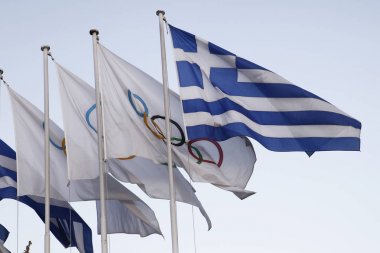 Yunanistan bayrakları ve Olimpiyat Oyunları bayrakları Atina 'da Panathenaic Stadyumu dışında dalga, Yunanistan Ağustos 21, 2018.