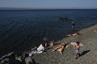 Bathers Midilli Adası Yunanistan 'da Eftalou plajında 12 Ağustos 2017 yalan