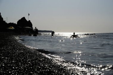 Bathers Midilli Adası Yunanistan 'da Eftalou plajında 12 Ağustos 2017 yalan