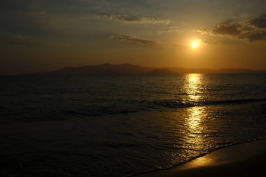 19 Ağustos 2018 tarihinde Yunanistan 'da Naxos adasında plaka plajında günbatımı