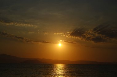 19 Ağustos 2018 tarihinde Yunanistan 'da Naxos adasında plaka plajında günbatımı