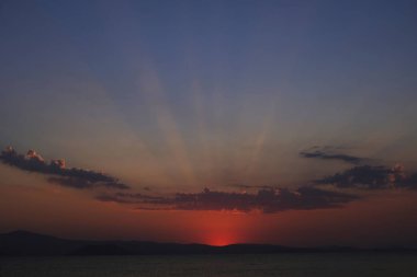 19 Ağustos 2018 tarihinde Yunanistan 'da Naxos adasında plaka plajında günbatımı
