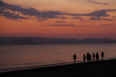 19 Ağustos 2018 tarihinde Yunanistan 'da Naxos adasında plaka plajında günbatımı