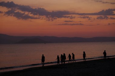 19 Ağustos 2018 tarihinde Yunanistan 'da Naxos adasında plaka plajında günbatımı