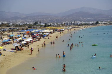 Onlar 15 Ağustos 'ta Yunanistan 'da Naxos adasında Agios Prokopios plajında denizde yüzme gibi insanlar güneşli havalarda zevk, 2018
