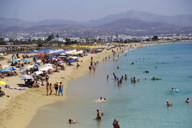 Onlar 15 Ağustos 'ta Yunanistan 'da Naxos adasında Agios Prokopios plajında denizde yüzme gibi insanlar güneşli havalarda zevk, 2018