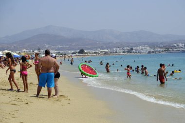 Onlar 15 Ağustos 'ta Yunanistan 'da Naxos adasında Agios Prokopios plajında denizde yüzme gibi insanlar güneşli havalarda zevk, 2018