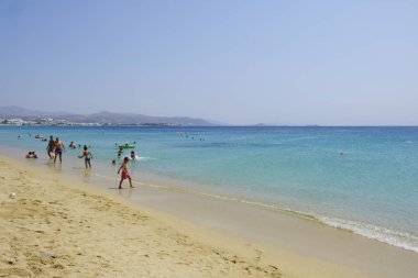 Onlar 15 Ağustos 'ta Yunanistan 'da Naxos adasında Agios Prokopios plajında denizde yüzme gibi insanlar güneşli havalarda zevk, 2018