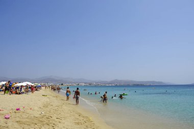 Onlar 15 Ağustos 'ta Yunanistan 'da Naxos adasında Agios Prokopios plajında denizde yüzme gibi insanlar güneşli havalarda zevk, 2018