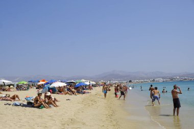 Onlar 15 Ağustos 'ta Yunanistan 'da Naxos adasında Agios Prokopios plajında denizde yüzme gibi insanlar güneşli havalarda zevk, 2018