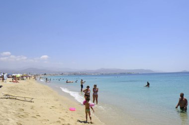 Onlar 15 Ağustos 'ta Yunanistan 'da Naxos adasında Agios Prokopios plajında denizde yüzme gibi insanlar güneşli havalarda zevk, 2018