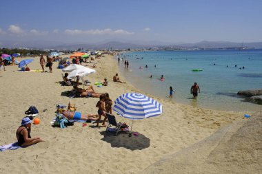 Onlar 15 Ağustos 'ta Yunanistan 'da Naxos adasında Agios Prokopios plajında denizde yüzme gibi insanlar güneşli havalarda zevk, 2018