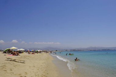 Onlar 15 Ağustos 'ta Yunanistan 'da Naxos adasında Agios Prokopios plajında denizde yüzme gibi insanlar güneşli havalarda zevk, 2018