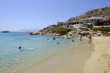 Onlar 15 Ağustos 'ta Yunanistan 'da Naxos adasında Agios Prokopios plajında denizde yüzme gibi insanlar güneşli havalarda zevk, 2018