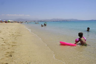 Onlar 15 Ağustos 'ta Yunanistan 'da Naxos adasında Agios Prokopios plajında denizde yüzme gibi insanlar güneşli havalarda zevk, 2018