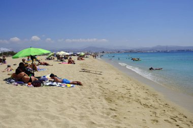 Onlar 15 Ağustos 'ta Yunanistan 'da Naxos adasında Agios Prokopios plajında denizde yüzme gibi insanlar güneşli havalarda zevk, 2018