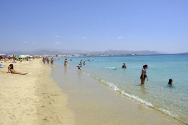 Onlar 15 Ağustos 'ta Yunanistan 'da Naxos adasında Agios Prokopios plajında denizde yüzme gibi insanlar güneşli havalarda zevk, 2018
