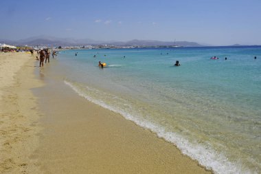 Onlar 15 Ağustos 'ta Yunanistan 'da Naxos adasında Agios Prokopios plajında denizde yüzme gibi insanlar güneşli havalarda zevk, 2018