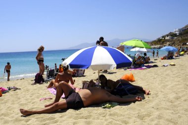 Onlar 15 Ağustos 'ta Yunanistan 'da Naxos adasında Agios Prokopios plajında denizde yüzme gibi insanlar güneşli havalarda zevk, 2018