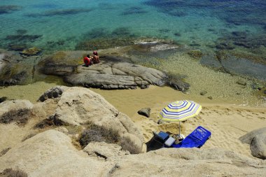 Onlar 15 Ağustos 'ta Yunanistan 'da Naxos adasında Agios Prokopios plajında denizde yüzme gibi insanlar güneşli havalarda zevk, 2018