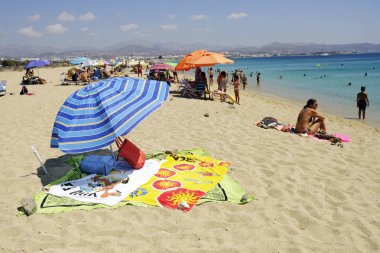 Onlar 15 Ağustos 'ta Yunanistan 'da Naxos adasında Agios Prokopios plajında denizde yüzme gibi insanlar güneşli havalarda zevk, 2018