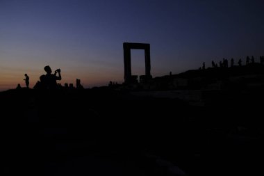 İnsanlar Naxos adasında Delian Apollo antik Tapınağı Harabeleri önünde yürümek, Yunanistan Ağustos 16, 2018