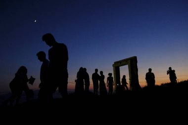 İnsanlar Naxos adasında Delian Apollo antik Tapınağı Harabeleri önünde yürümek, Yunanistan Ağustos 16, 2018
