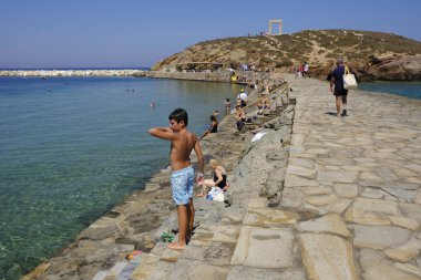 Onlar Yunanistan 'da Naxos adasında deniz yüzme gibi insanlar güneşli havalarda zevk 16 Ağustos, 2018