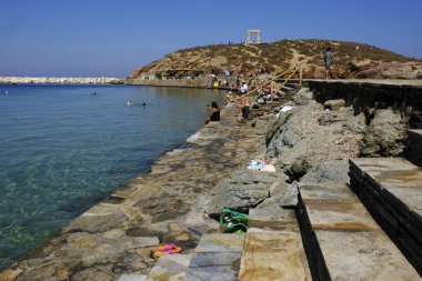 Onlar Yunanistan 'da Naxos adasında deniz yüzme gibi insanlar güneşli havalarda zevk 16 Ağustos, 2018