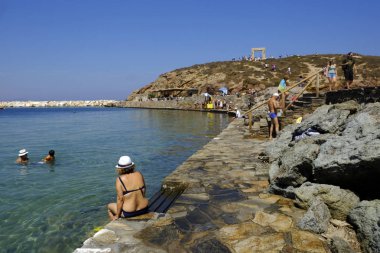 Onlar Yunanistan 'da Naxos adasında deniz yüzme gibi insanlar güneşli havalarda zevk 16 Ağustos, 2018