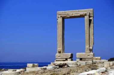 İnsanlar Naxos adasında Delian Apollo antik Tapınağı Harabeleri önünde yürümek, Yunanistan Ağustos 16, 2018